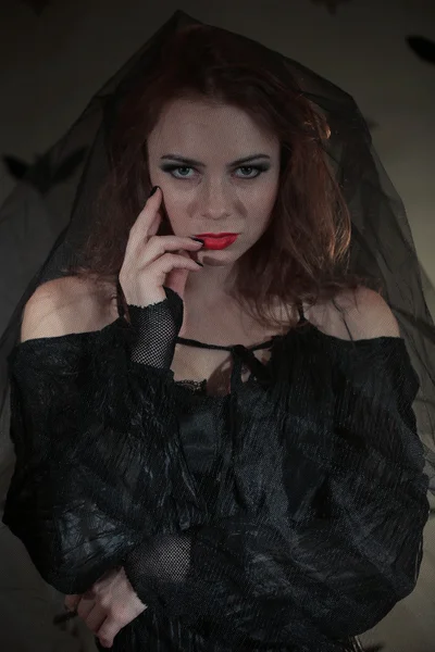 Bruja de Halloween sobre fondo oscuro — Foto de Stock