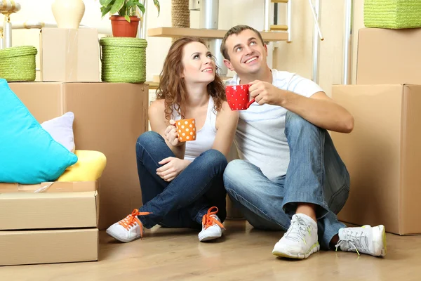 Casal jovem comemorando a mudança para nova casa — Fotografia de Stock