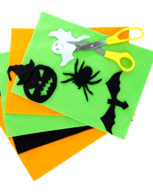 parlak keçe ve üzerinde beyaz izole el yapımı halloween süslemeleri