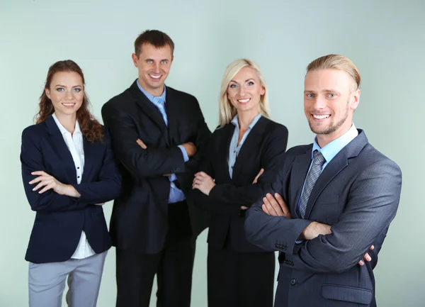 Groep van mensen uit het bedrijfsleven op grijze achtergrond — Stockfoto