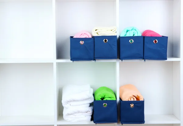 青い繊維ボックスの白い棚でタオル — ストック写真