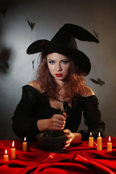 Halloween sorcière sur fond sombre — Photo