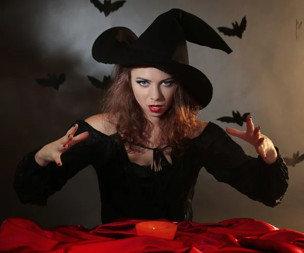 Strega di Halloween su sfondo scuro — Foto Stock