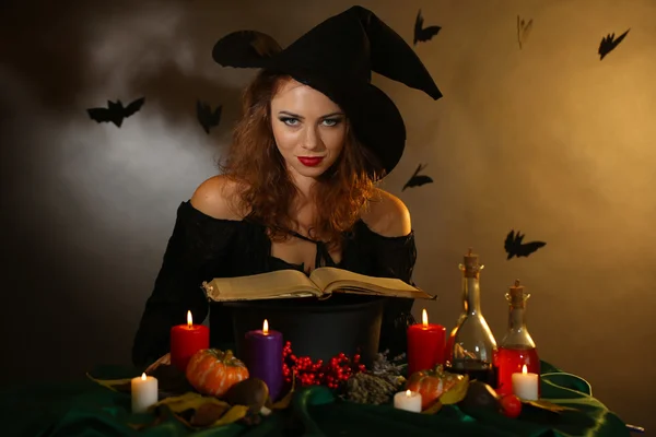 Koyu arka plan üzerinde Halloween cadı — Stockfoto