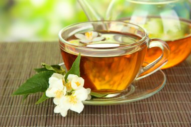 Yasemin, üzerinde parlak arka plan bambu hasır ile çay