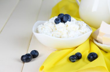 ahşap masa yakın çekim üzerinde yaban mersini taze süzme peynir