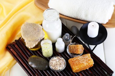 yağlar ve ahşap masa yakın çekim bal bal ve süt spa