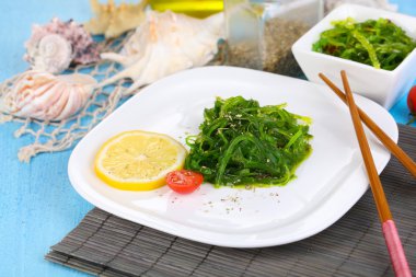 deniz kale ahşap masa yakın çekim plaka üzerinde