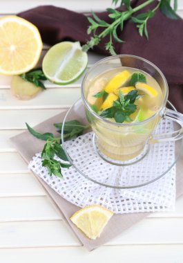 çay zencefil peçete ahşap masa üzerinde tarih ile