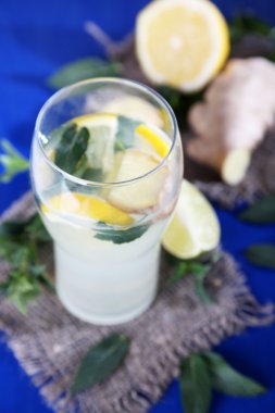 cam üzerinde mavi masa üstünde çul zencefil ile soğuk çay