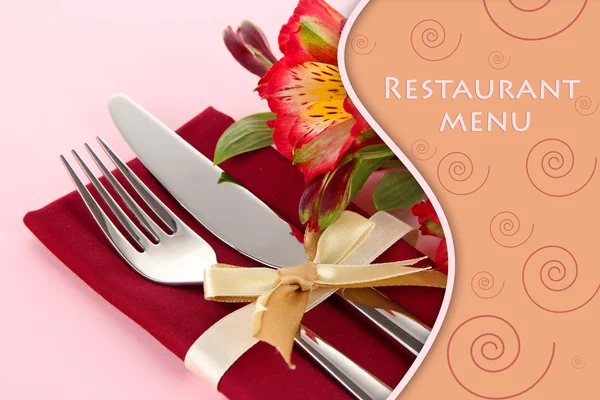 Meja makan festival pengaturan dengan bunga di latar belakang merah muda — Stok Foto