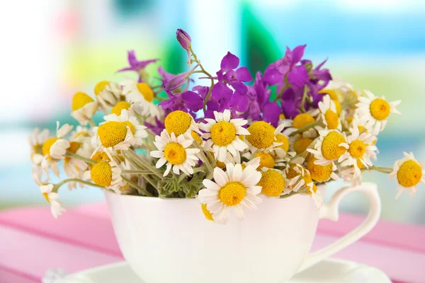 Ramillete de flores de manzanilla en copa, sobre fondo brillante —  Fotos de Stock