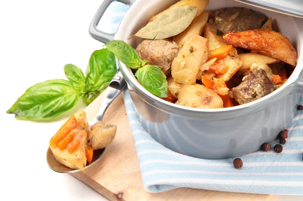 Homemade beef stir fry with vegetables in color pan, on wooden board, isolated on white — Stock Photo, Image