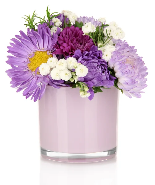 Hermoso ramo de flores brillantes en jarrón de vidrio, aislado en blanco —  Fotos de Stock