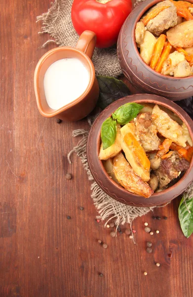 Homemade beef stir fry with vegetables in pots on wooden background — Stock Photo, Image