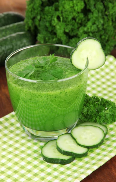 Grüner Gemüsesaft auf dem Tisch in Großaufnahme — Stockfoto