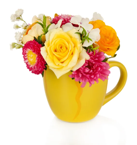 Schöner Strauß heller Blumen in farbigem Becher, isoliert auf weiß — Stockfoto