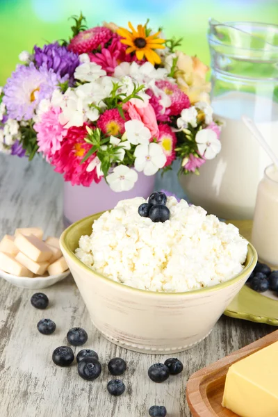 Fresh cottage cheese with blueberry on wooden table close-up — Stock Photo, Image