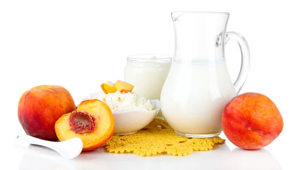 Productos lácteos frescos con melocotones aislados en blanco — Foto de Stock