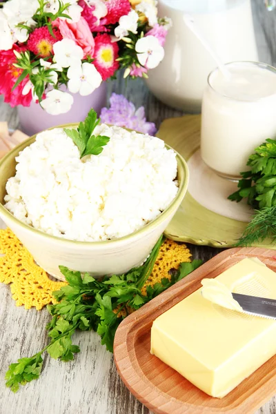 Fromage cottage frais avec légumes verts sur table en bois close-up — Photo