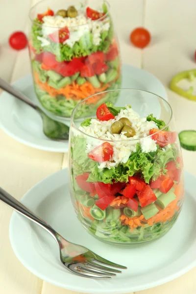 Leckerer Salat mit frischem Gemüse auf Holztisch — Stockfoto