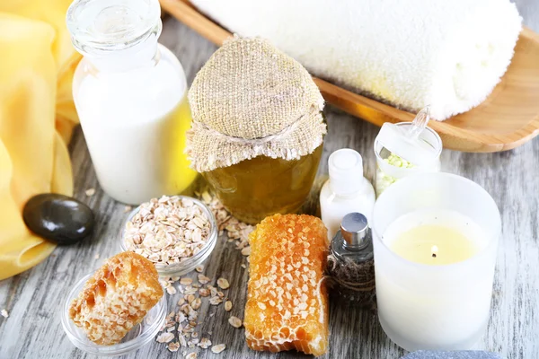 Honig-Milch-Wellness mit Ölen und Honig auf Holztisch in Großaufnahme — Stockfoto