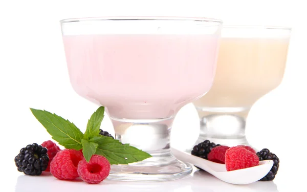 Köstlicher Joghurt mit Beeren isoliert auf weiß — Stockfoto