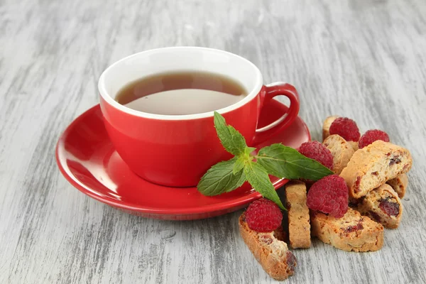 Secangkir teh dengan kue dan raspberry di atas meja close-up — Stok Foto