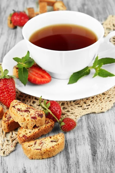 Tasse Tee mit Keksen und Erdbeeren auf dem Tisch in Großaufnahme — Stockfoto