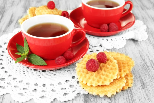 Secangkir teh dengan kue dan raspberry di meja close-up — Stok Foto