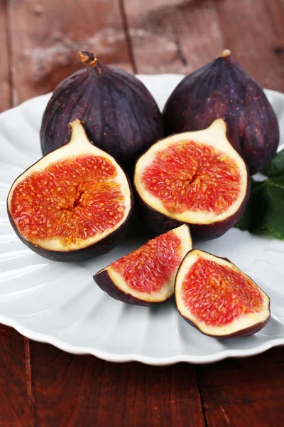 Ripe figs on plate wooden table close-up — Stock Photo, Image