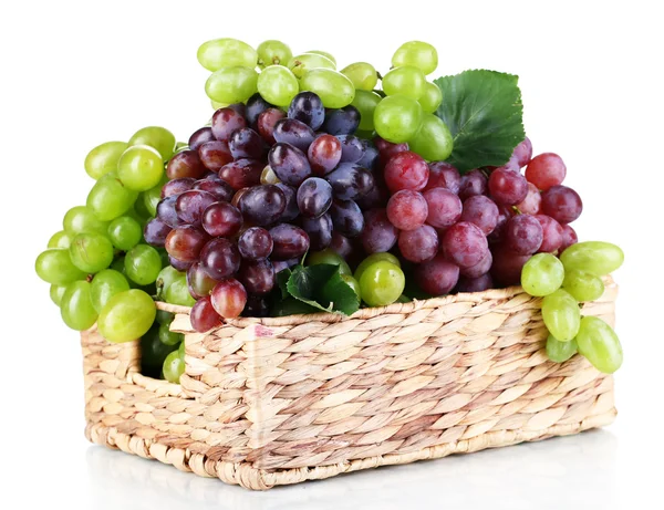 Спелые зеленый и фиолетовый виноград в корзине изолированы на белом — стоковое фото