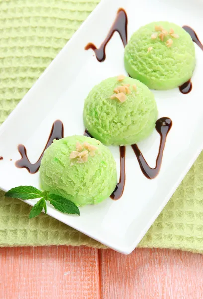 クローズ アップ テーブル上プレートでおいしいアイスクリーム — ストック写真