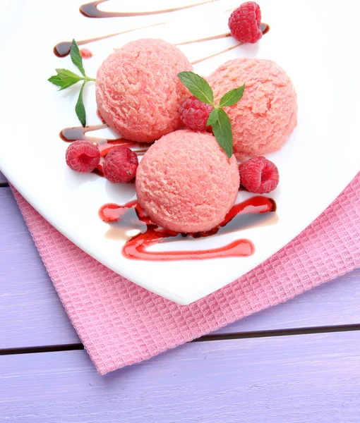 Вкусное мороженое на тарелке на столе крупным планом — стоковое фото