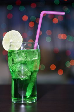 parlak zemin üzerine lezzetli kokteyl