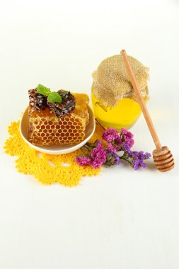 tatlı peteğin kase ve bal ile kıyısında ahşap masa yakın çekim