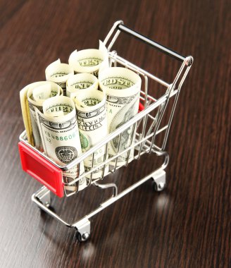 dolar, koyu arka plan üzerinde ile alışveriş arabası