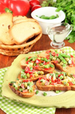 sandviç sebze ve plaka üzerinde ahşap masa yakın çekim yeşil