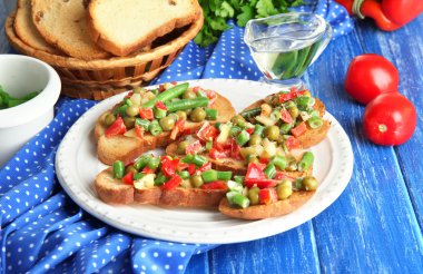 sandviç sebze ve plaka üzerinde ahşap masa yakın çekim yeşil