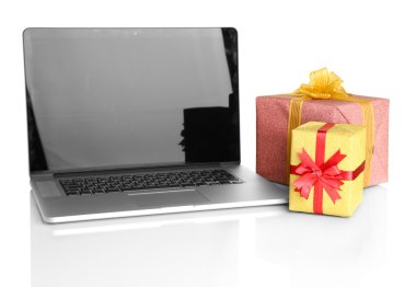 laptop ve üzerinde beyaz izole hediyeler