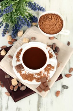 kakao tozu peçete ahşap tablo üzerinde Kupası