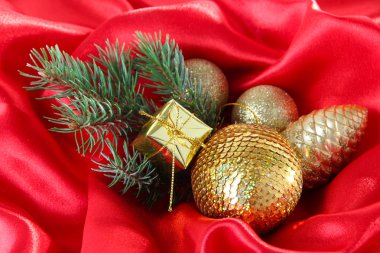 kırmızı saten kumaş üzerinde güzel bir Noel dekor