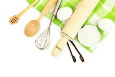 pişirme bir kavram. temel pişirme malzemeleri ve mutfak araçları üzerinde beyaz izole