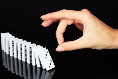 siyah üzerine izole Domino iterek el