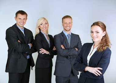 Grup iş adamları gri arka plan üzerinde