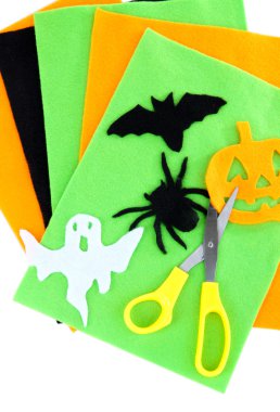 parlak keçe ve üzerinde beyaz izole el yapımı halloween süslemeleri