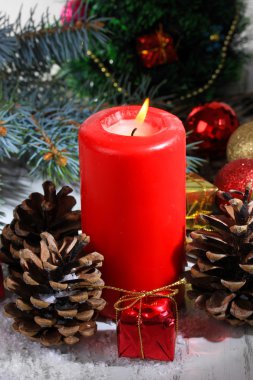 çam kozalakları yakın çekim ile Noel dekorasyon