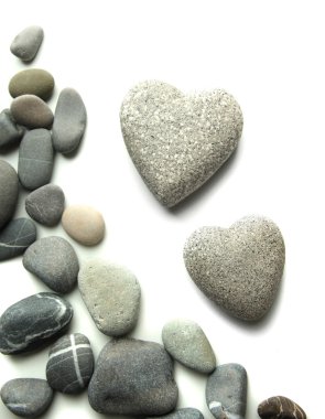 gri taşların üzerinde beyaz izole kalp şeklinde