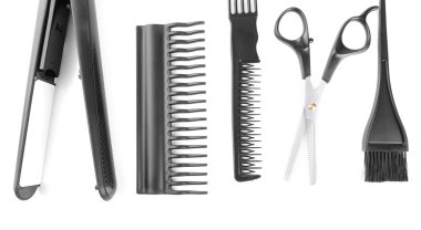 Profesyonel kuaför aletleri, beyaza izole edilmiş.