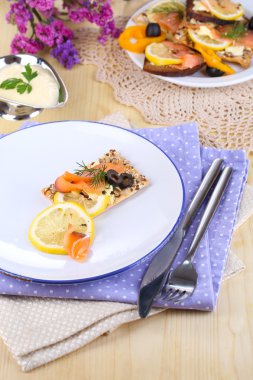 Somon Sandviç plaka üzerinde ahşap masa yakın çekim